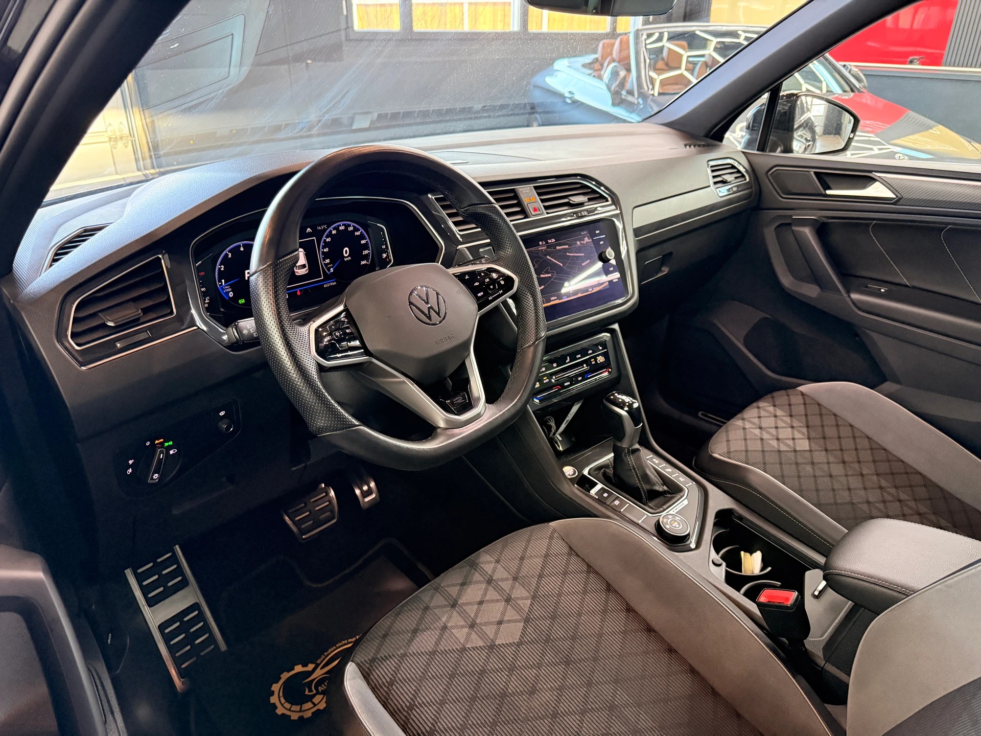 VW Tiguan 2.0TSI R-Line 4Motion DSG-image-8