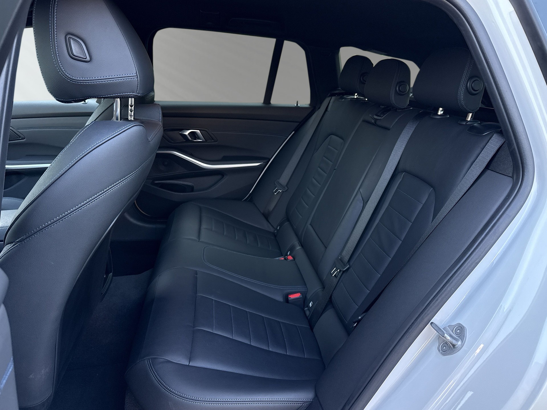 BMW 320d xDrive 48V Touring Steptronic M Sport-image-6