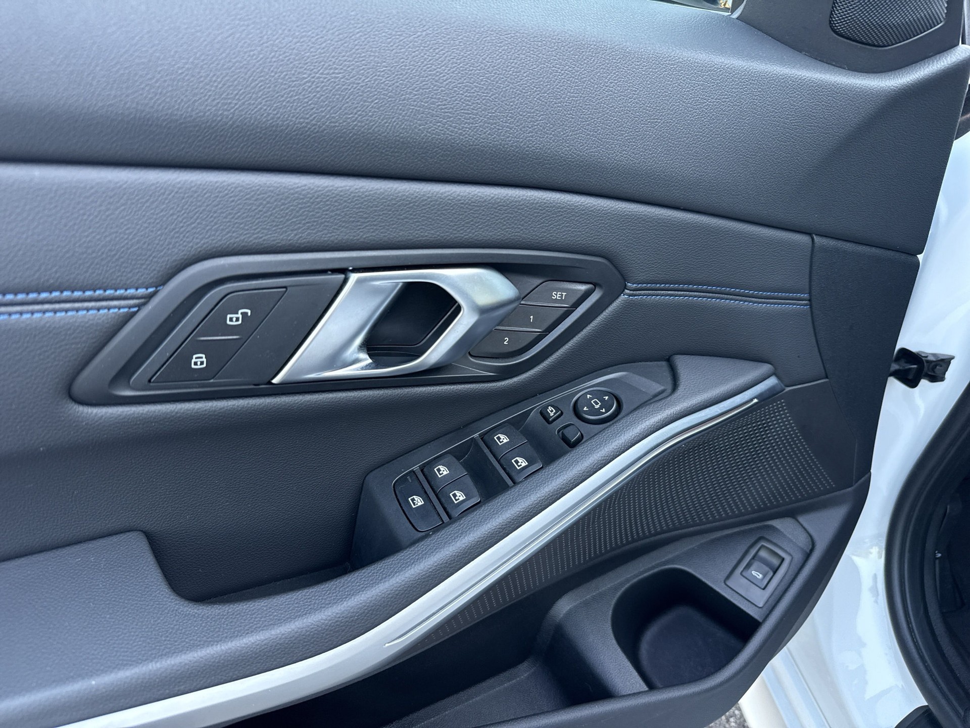 BMW 320d xDrive 48V Touring Steptronic M Sport-image-15