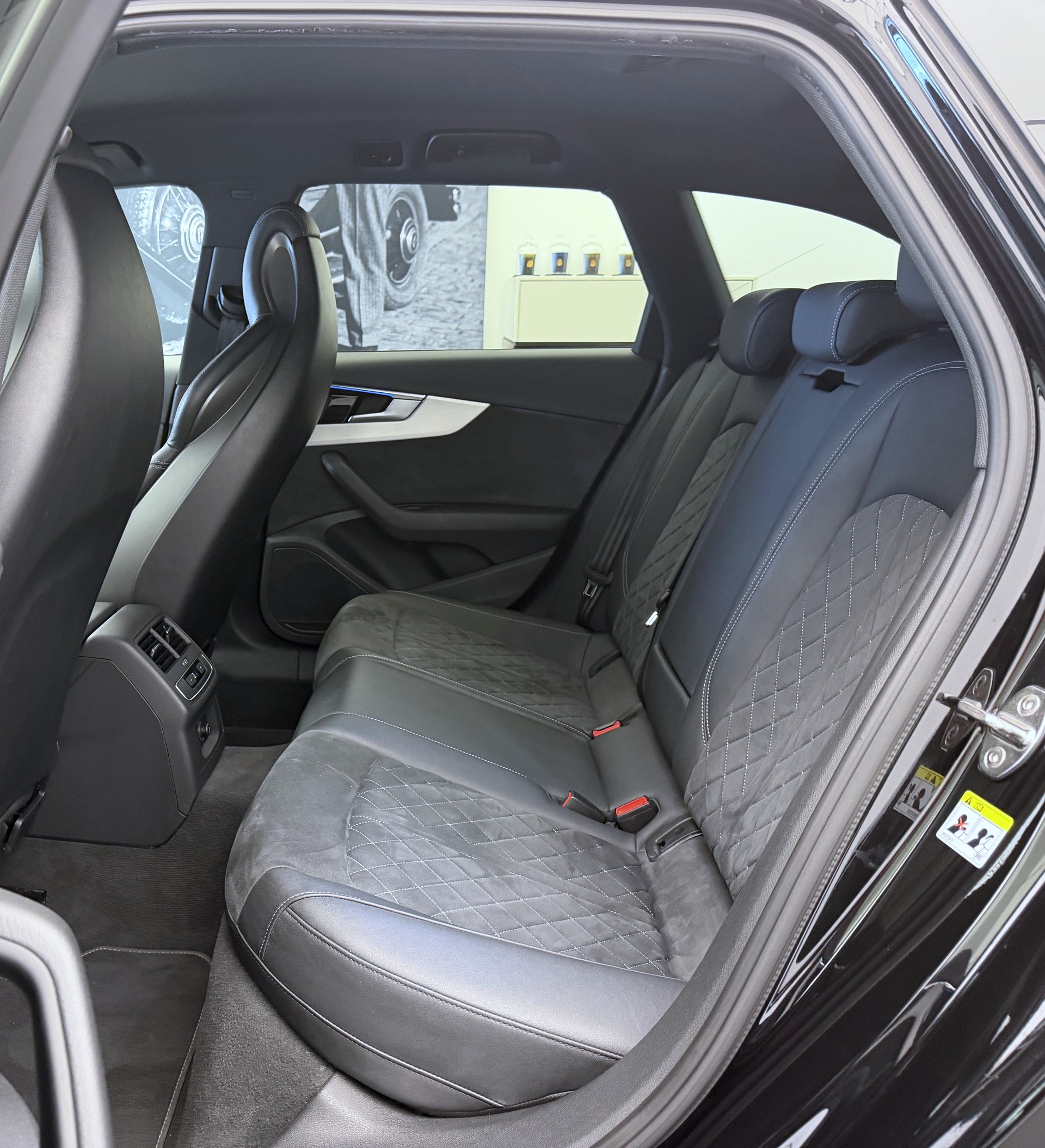 AUDI A4 Avant 40 TDI S line Attraction quattro S-tronic-image-19
