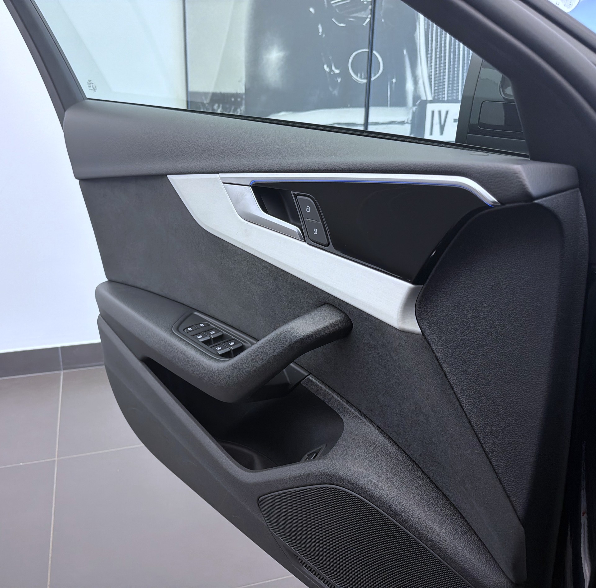 AUDI A4 Avant 40 TDI S line Attraction quattro S-tronic-image-4