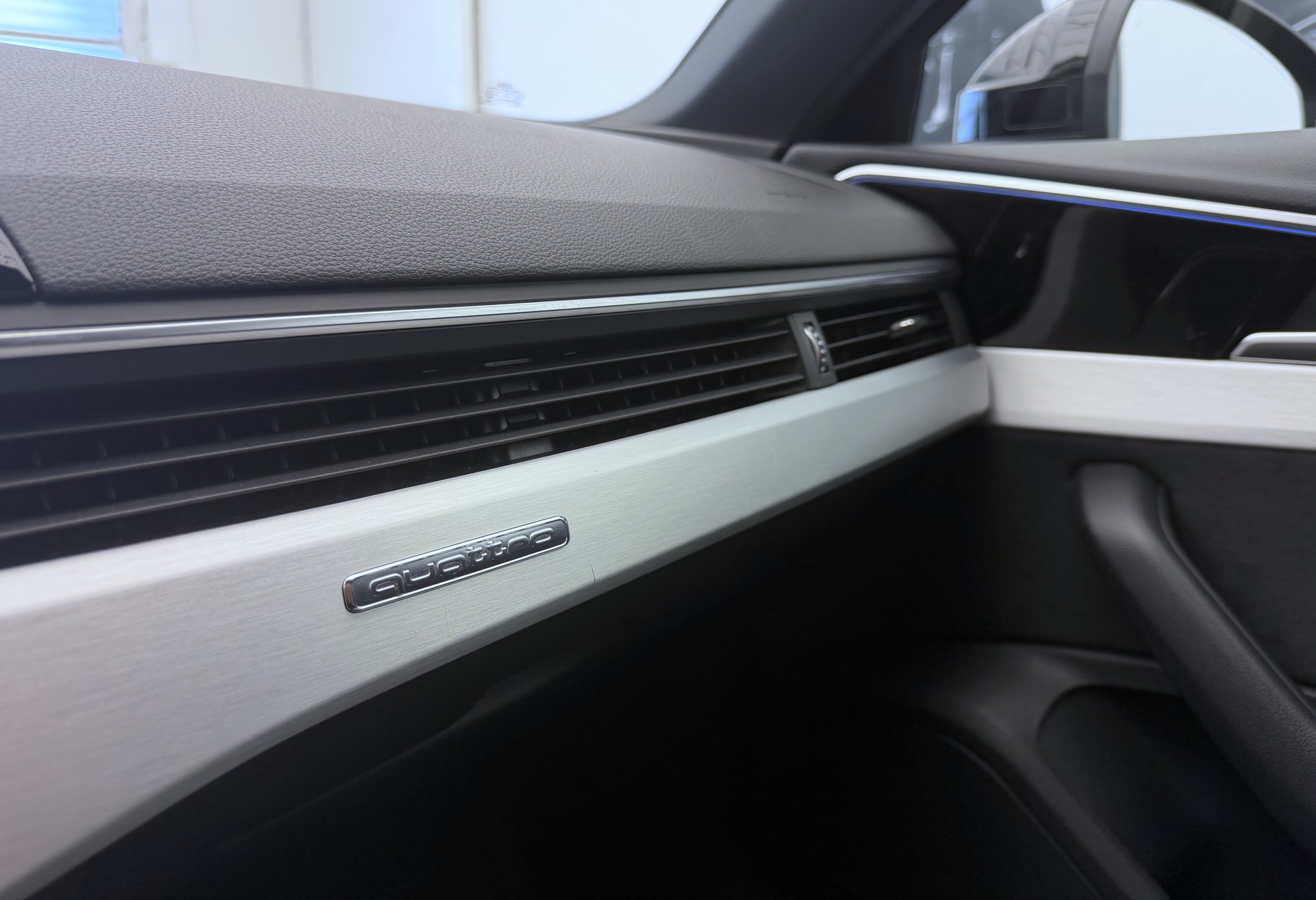 AUDI A4 Avant 40 TDI S line Attraction quattro S-tronic-image-18