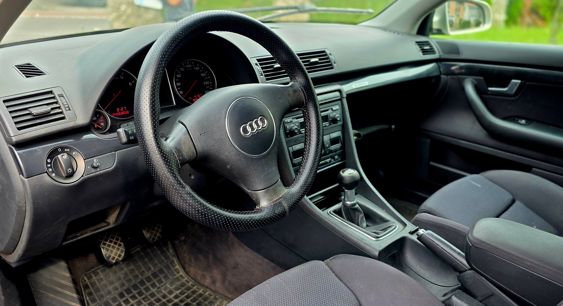 AUDI A4 1.8 T quattro-image-6