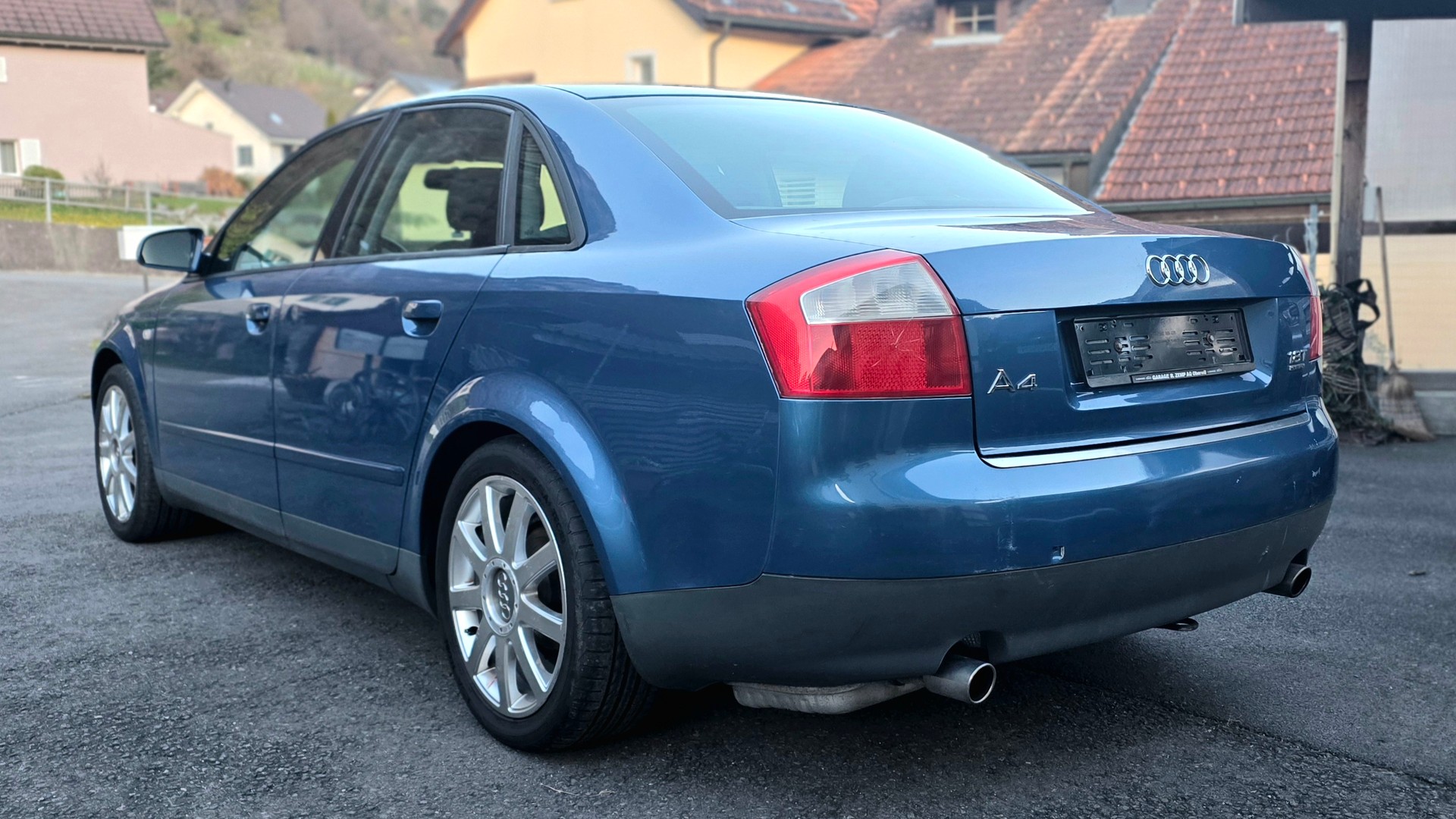 AUDI A4 1.8 T quattro-image-12