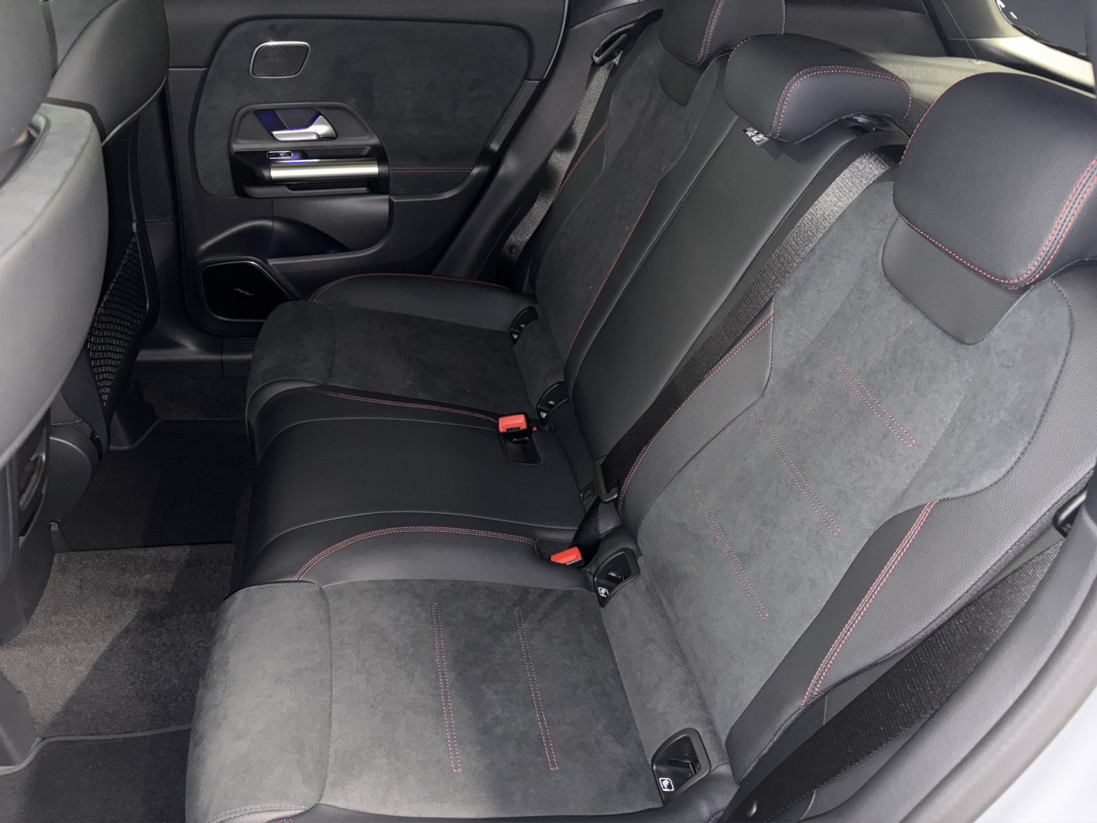 MERCEDES-BENZ GLA 220 4M-image-10