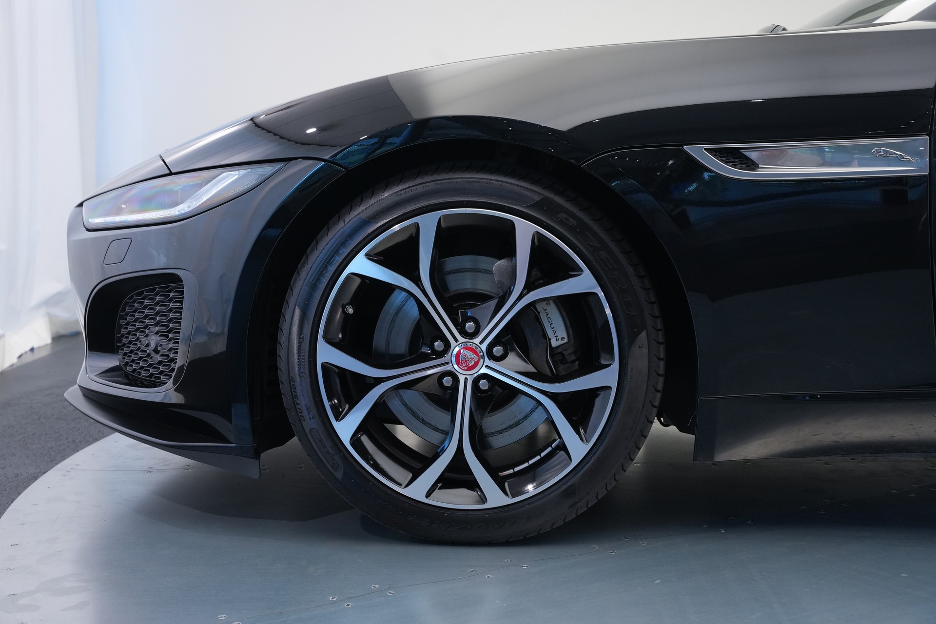 JAGUAR F-Type Convertible 2.0 I4 Automatik-image-40