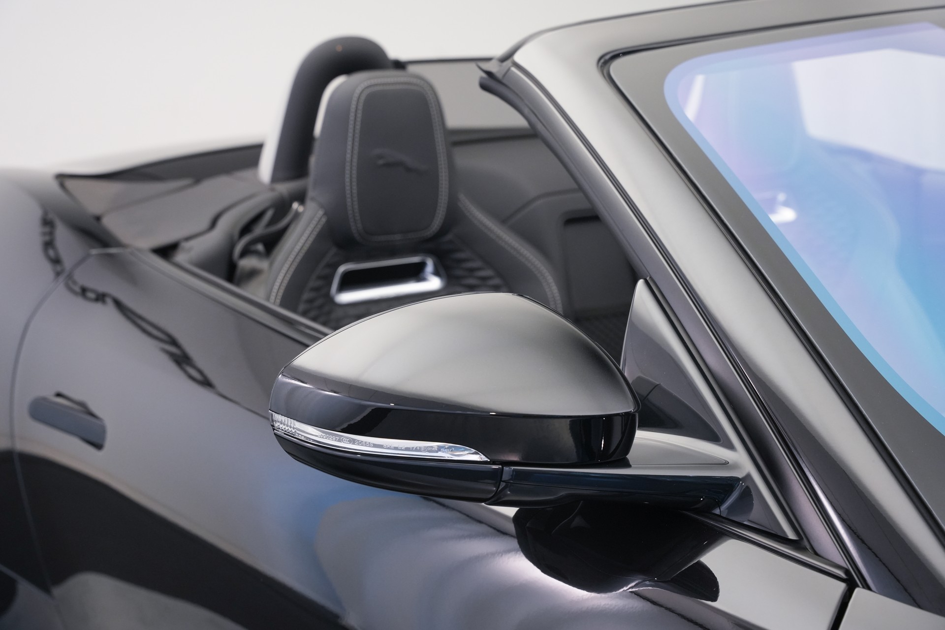 JAGUAR F-Type Convertible 2.0 I4 Automatik-image-46