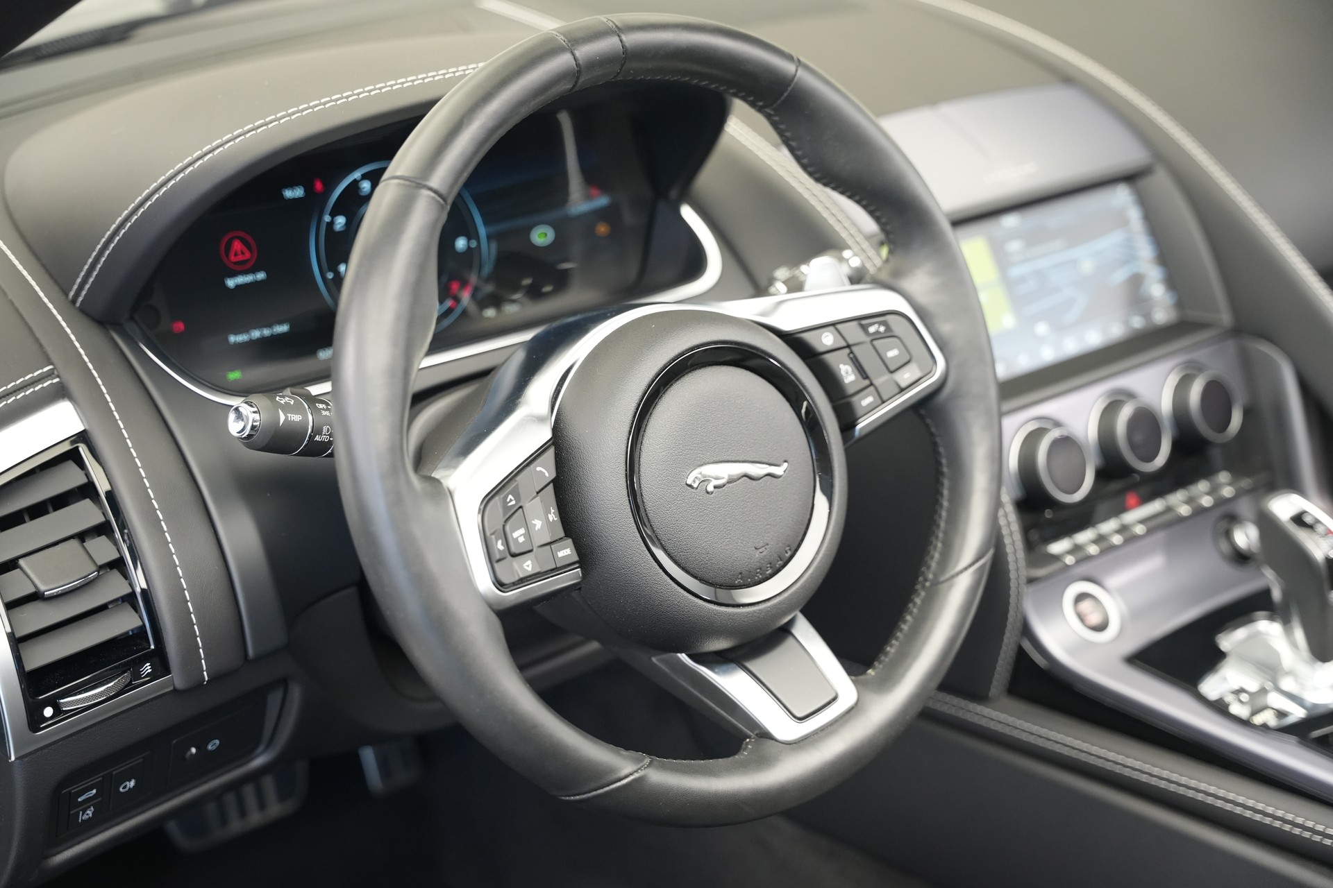 JAGUAR F-Type Convertible 2.0 I4 Automatik-image-21