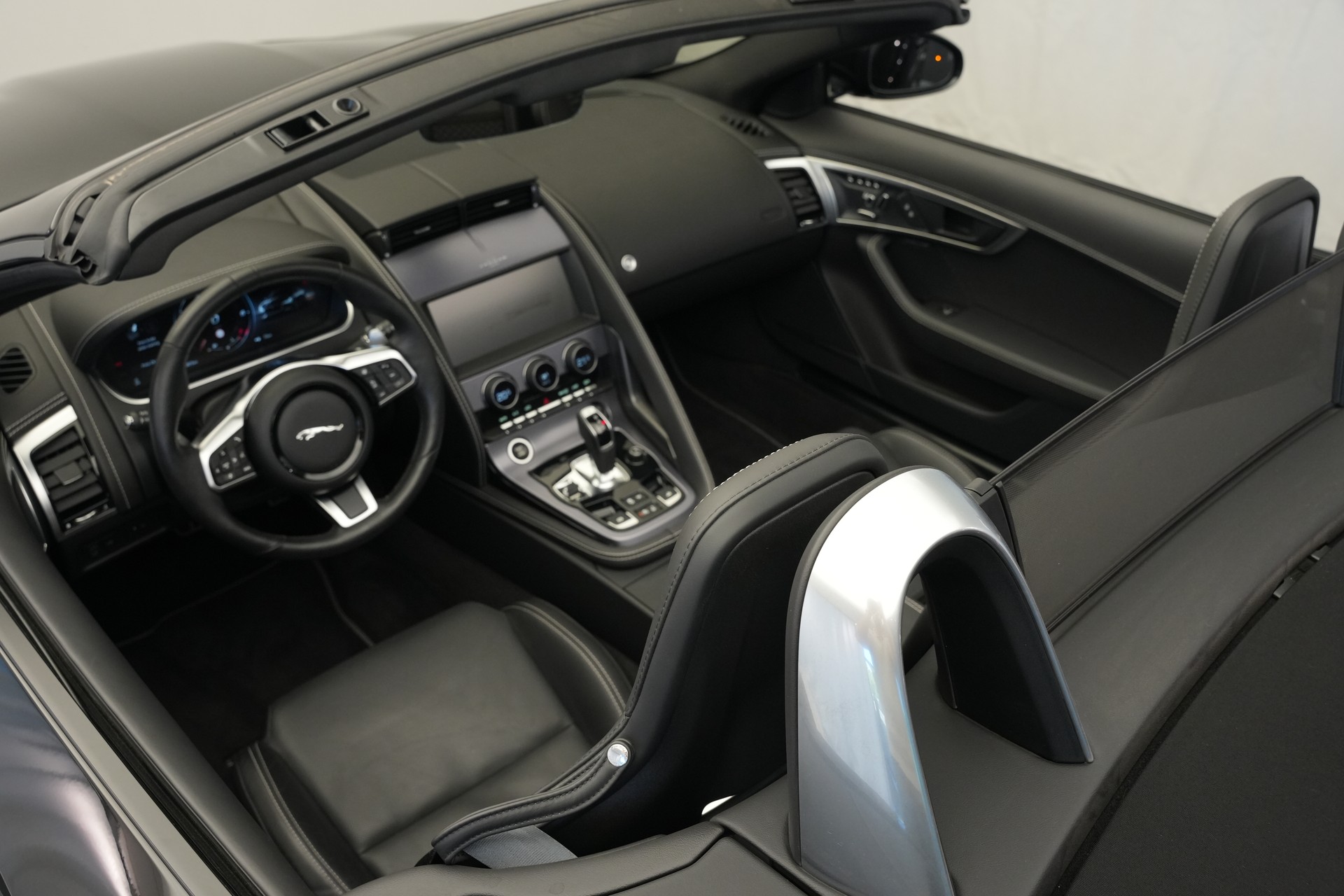 JAGUAR F-Type Convertible 2.0 I4 Automatik-image-36