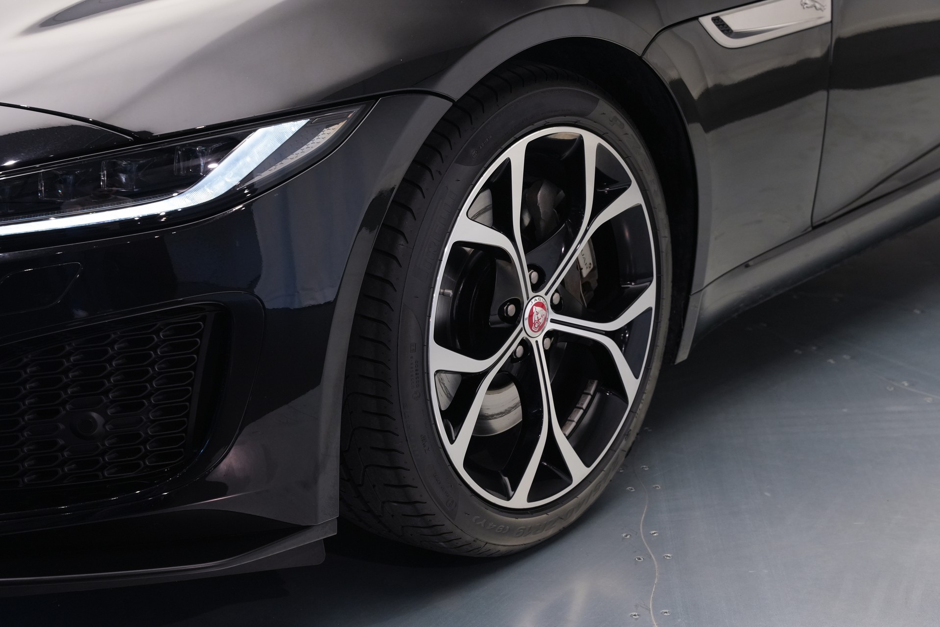 JAGUAR F-Type Convertible 2.0 I4 Automatik-image-45