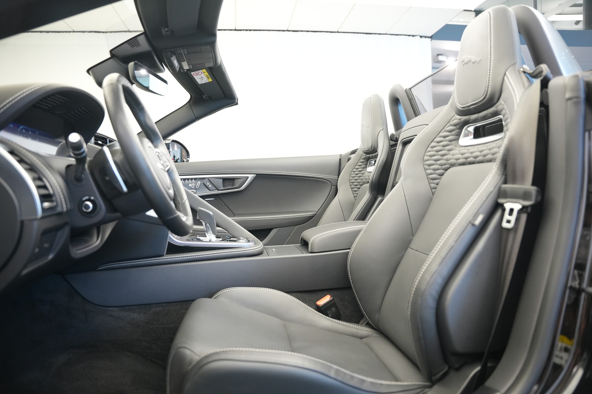 JAGUAR F-Type Convertible 2.0 I4 Automatik-image-16