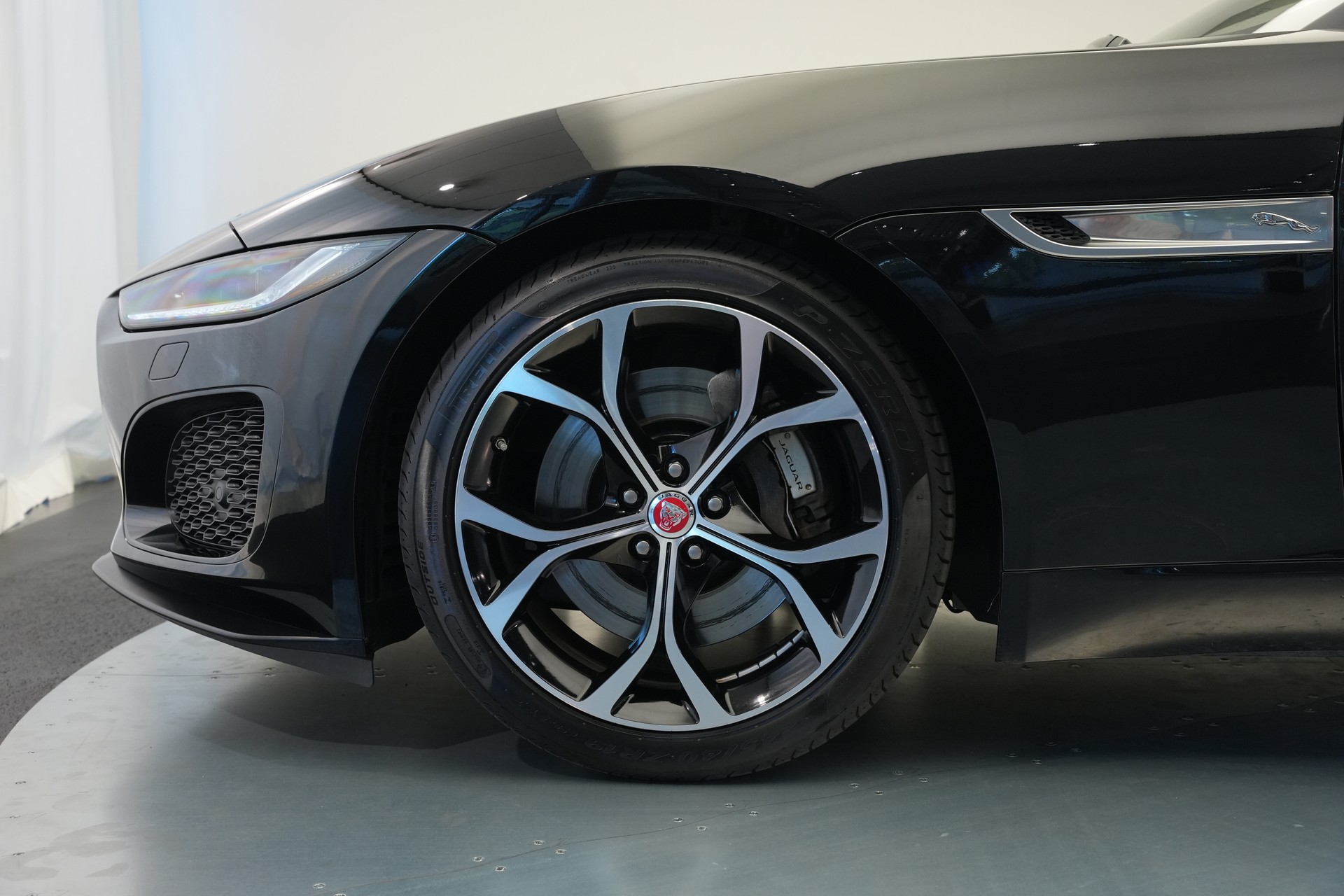 JAGUAR F-Type Convertible 2.0 I4 Automatik-image-40