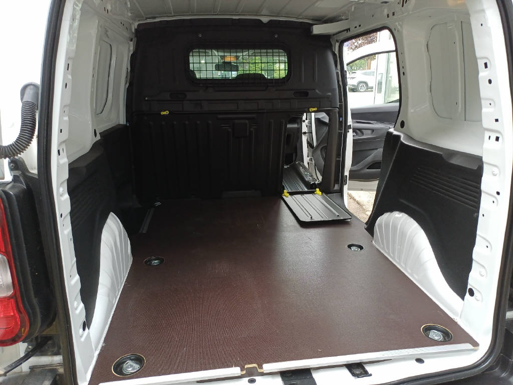 PEUGEOT Partner Kaw. Standard 1.2 110 Premi AHK-image-13