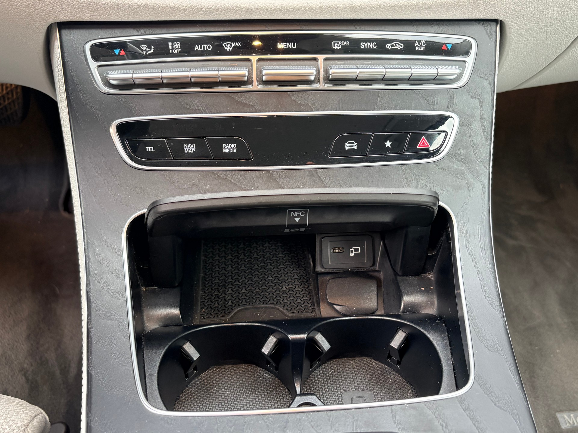 MERCEDES-BENZ E 200 T 4Matic Avantgarde 9G-Tronic-image-13