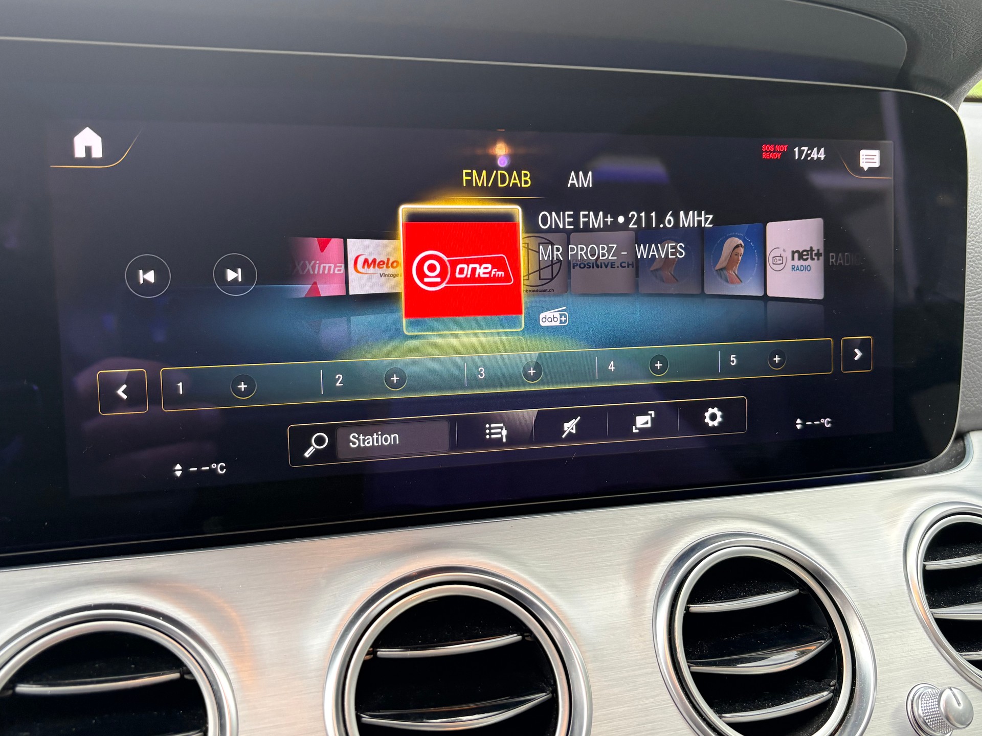 MERCEDES-BENZ E 200 T 4Matic Avantgarde 9G-Tronic-image-10