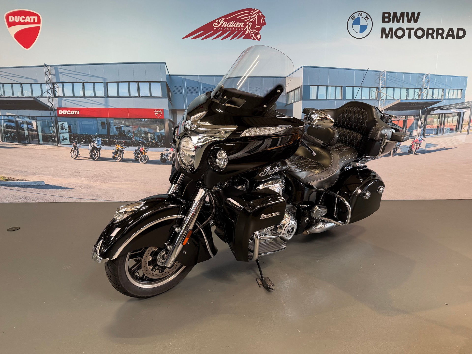 INDIAN Roadmaster-showroom-element-2