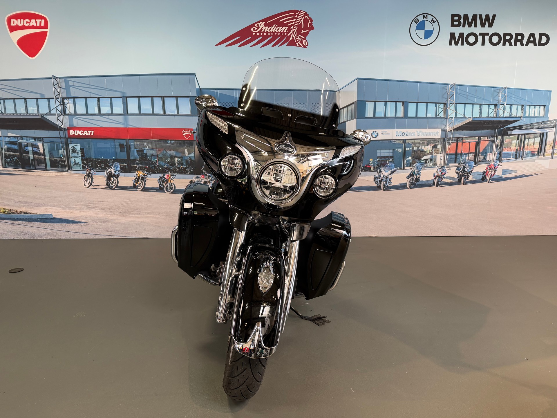 INDIAN Roadmaster-showroom-element-1