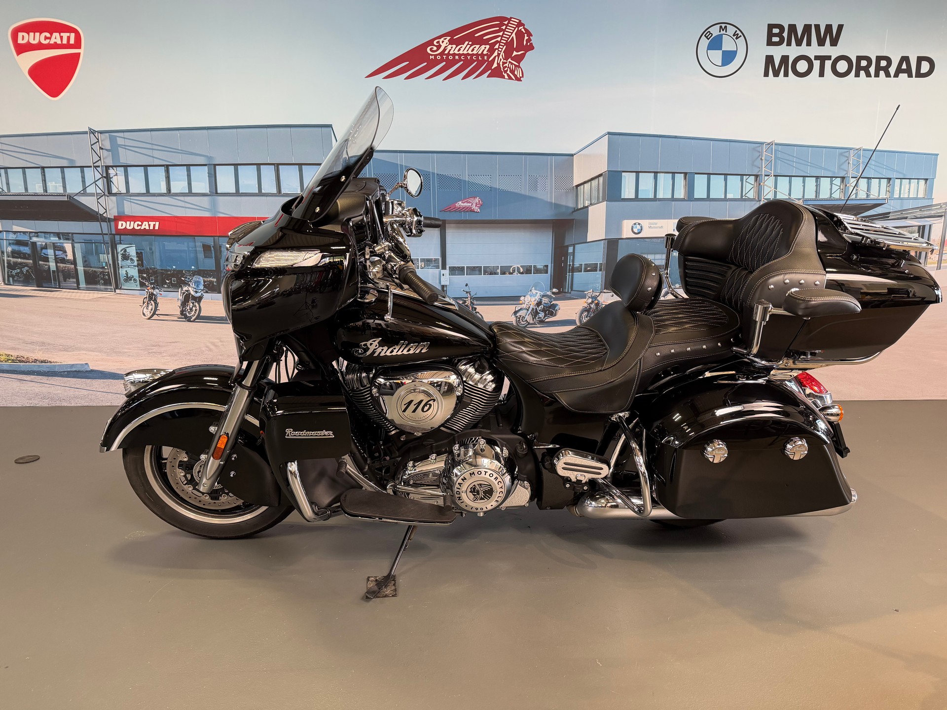 INDIAN Roadmaster-showroom-element-3