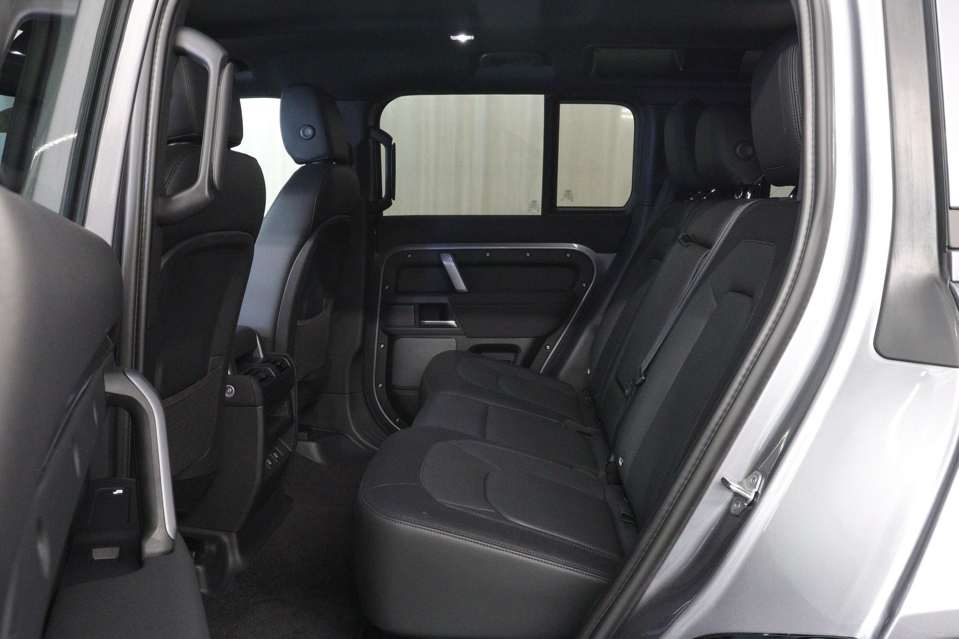 LAND ROVER Defender 110 3.0 D I6 X-Dynamic SE-image-12