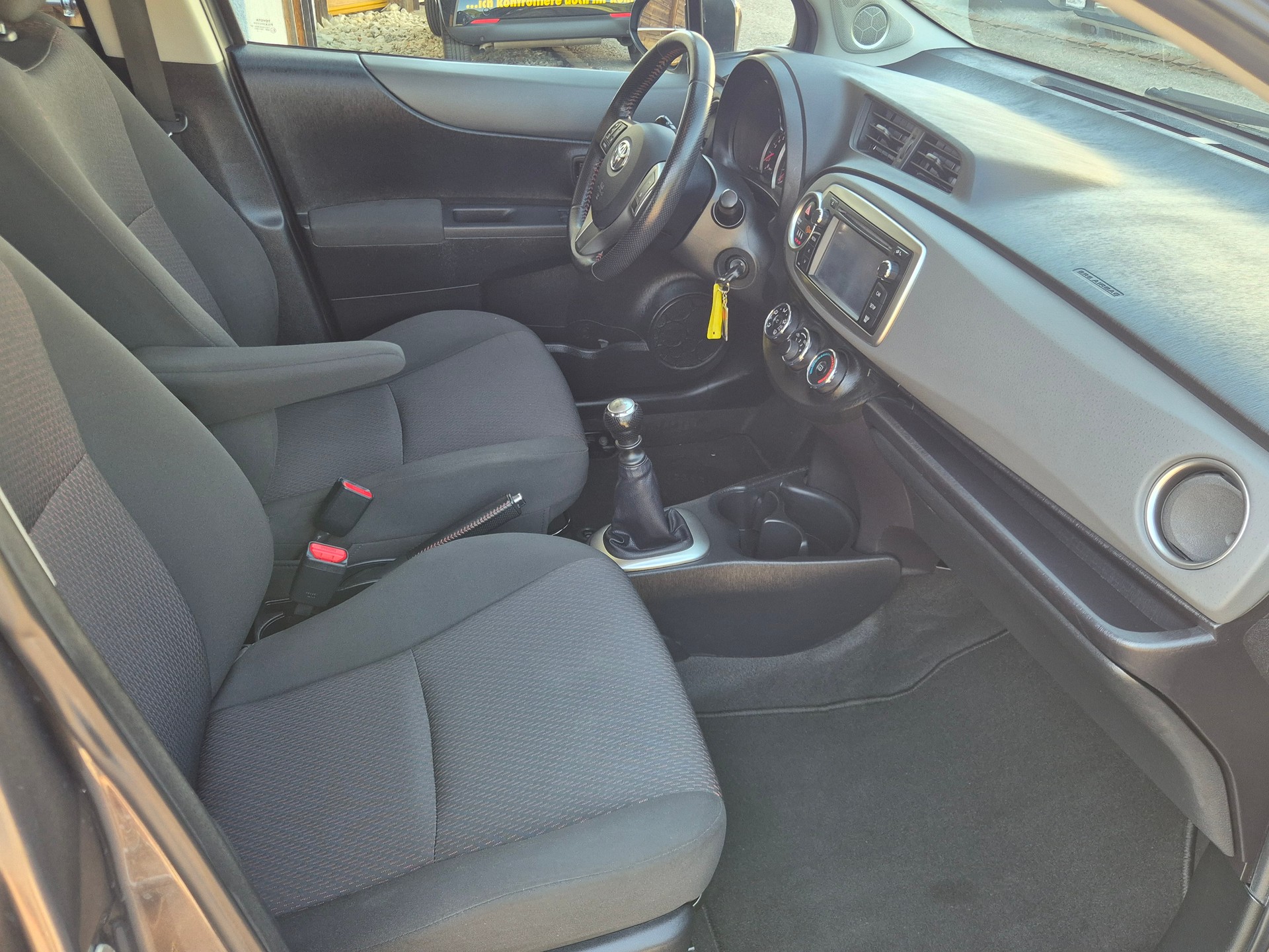 TOYOTA Yaris 1.33 Style-image-8