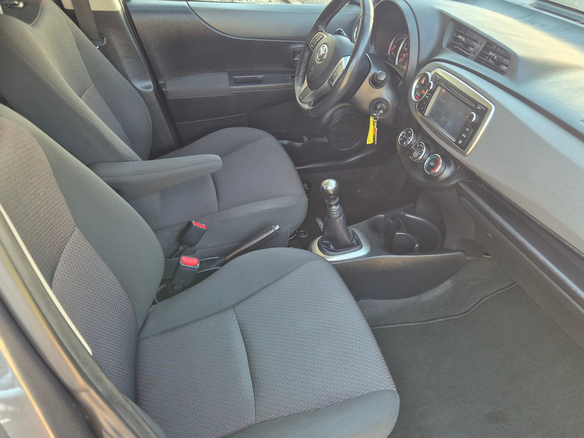 TOYOTA Yaris 1.33 Style-image-9