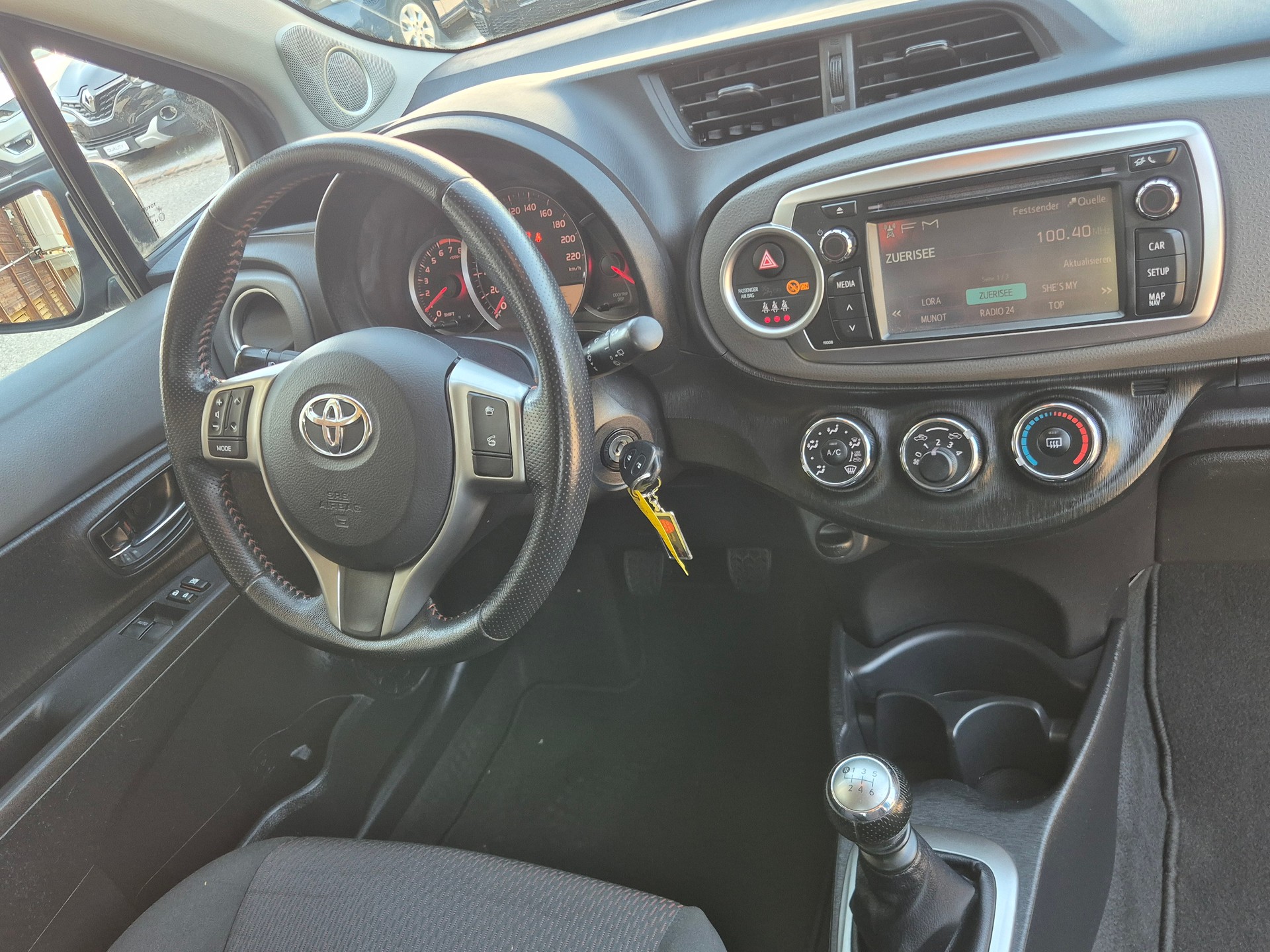 TOYOTA Yaris 1.33 Style-image-10