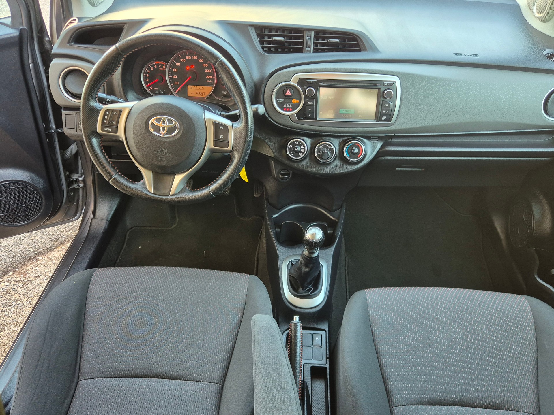 TOYOTA Yaris 1.33 Style-image-5
