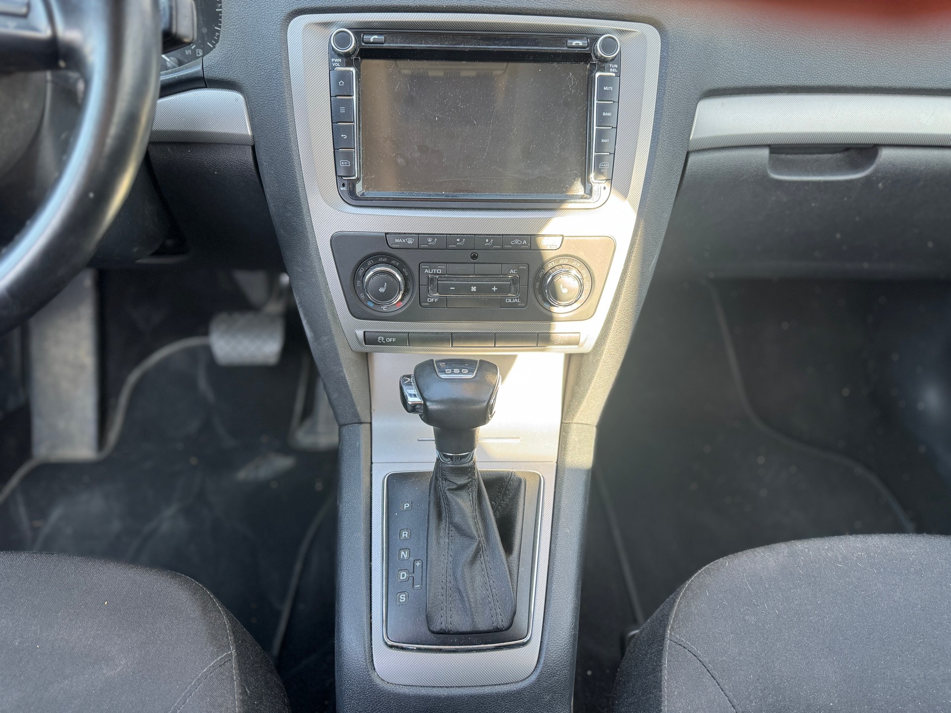 SKODA Octavia Combi 1.4 TSI Ambition DSG-image-12