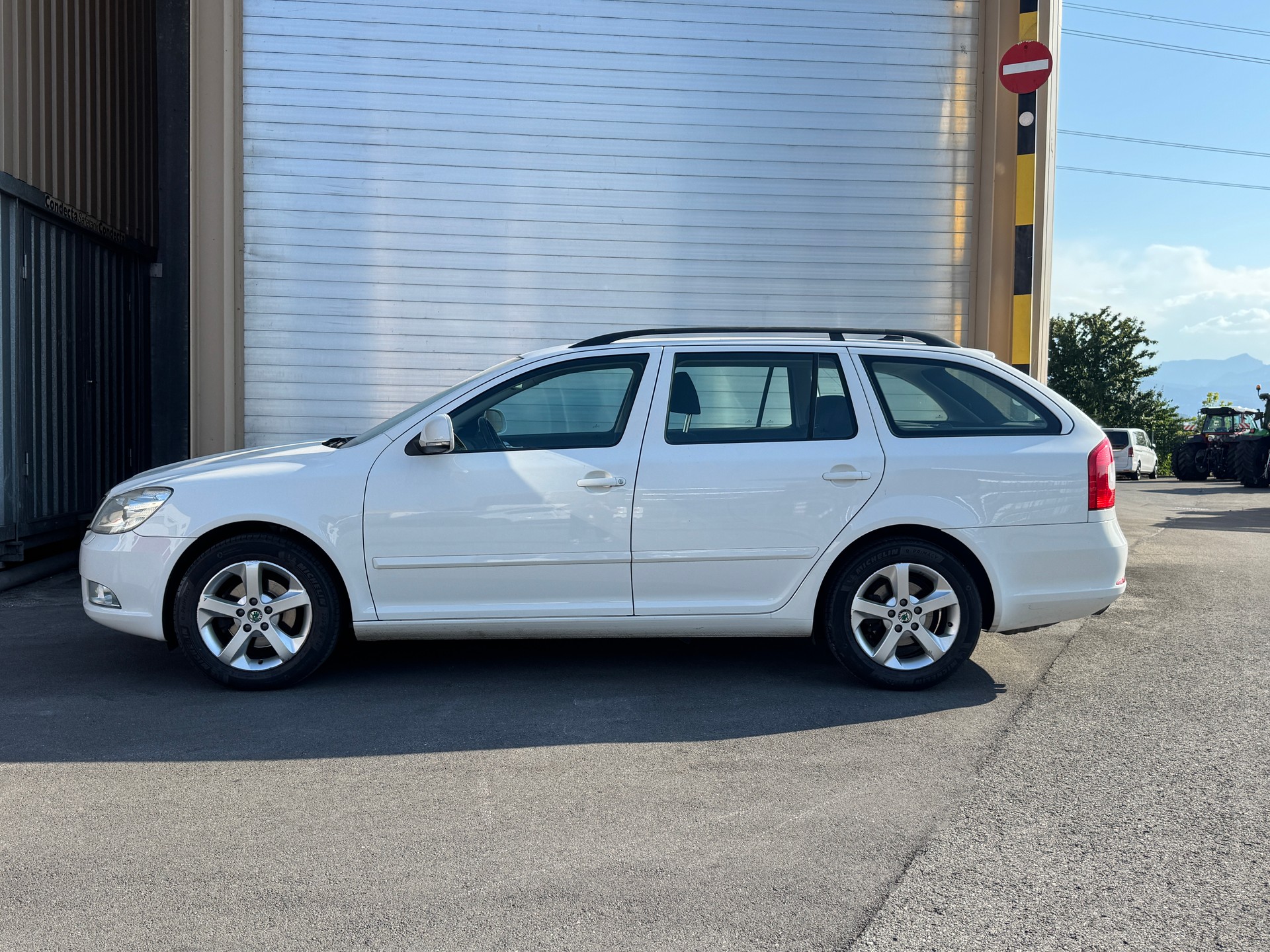 SKODA Octavia Combi 1.4 TSI Ambition DSG-image-2