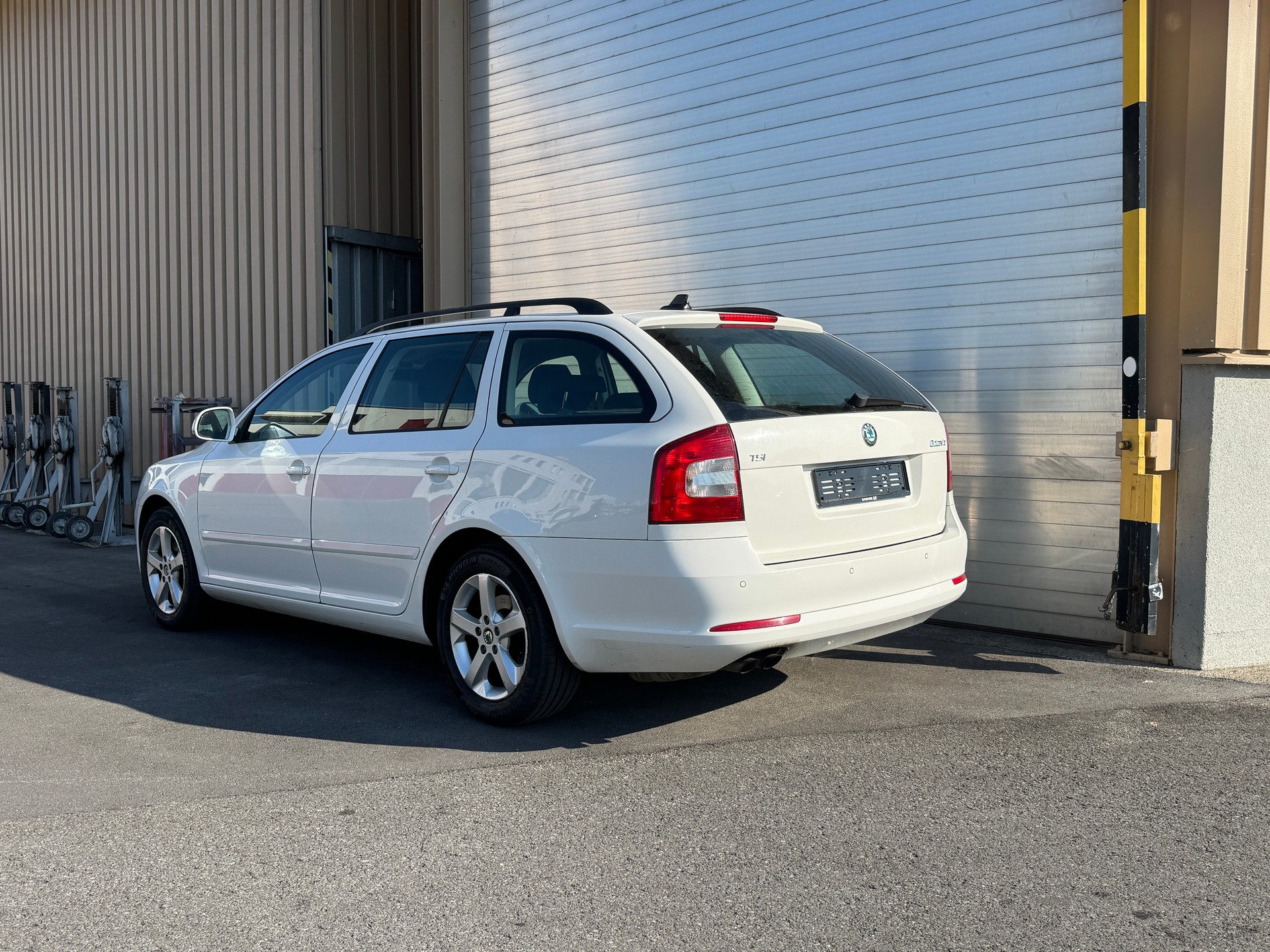 SKODA Octavia Combi 1.4 TSI Ambition DSG-image-3