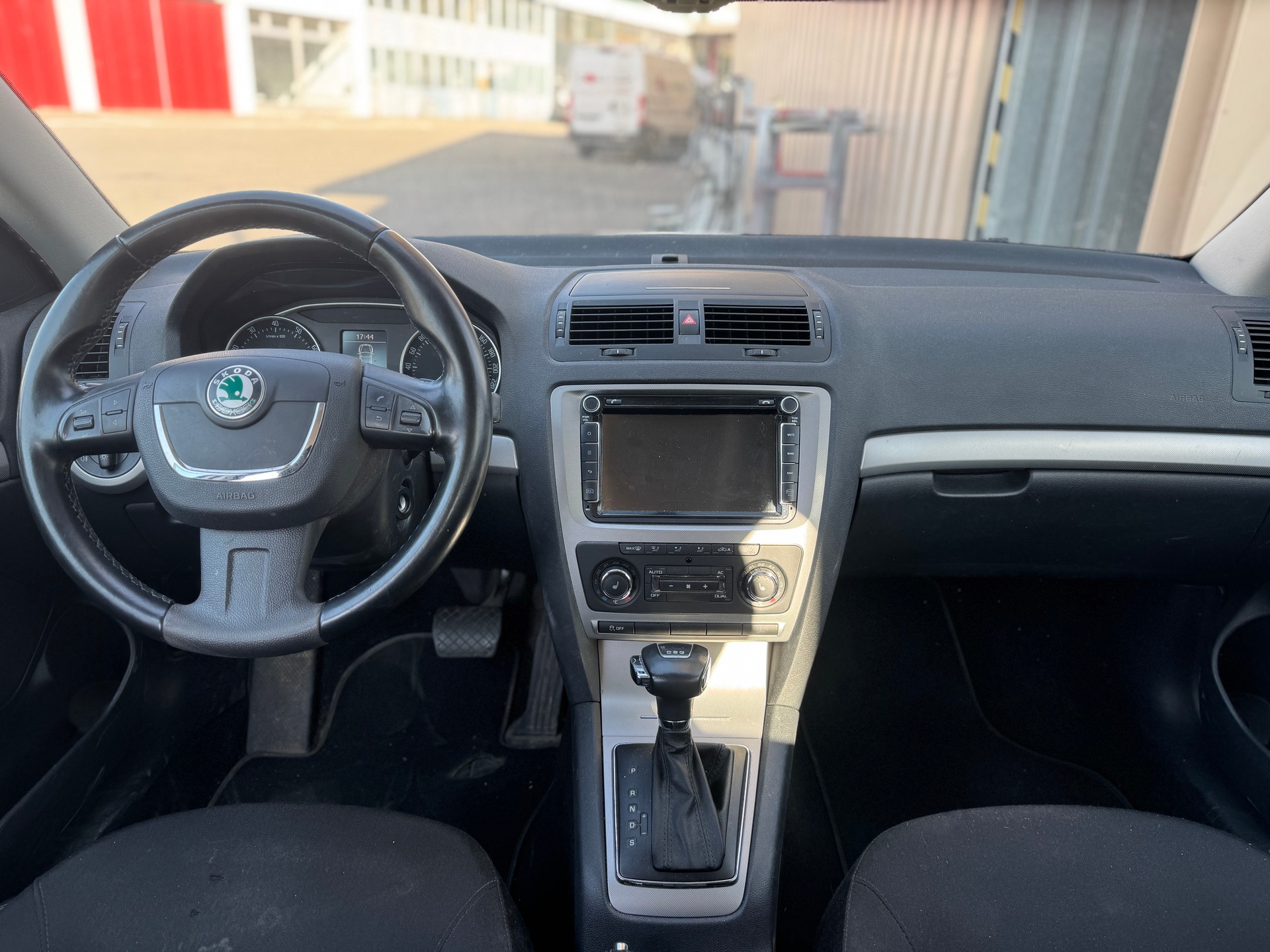 SKODA Octavia Combi 1.4 TSI Ambition DSG-image-8