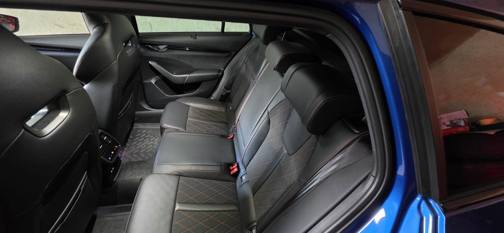 SKODA Octavia Combi 2.0 TSI DSG RS-image-8