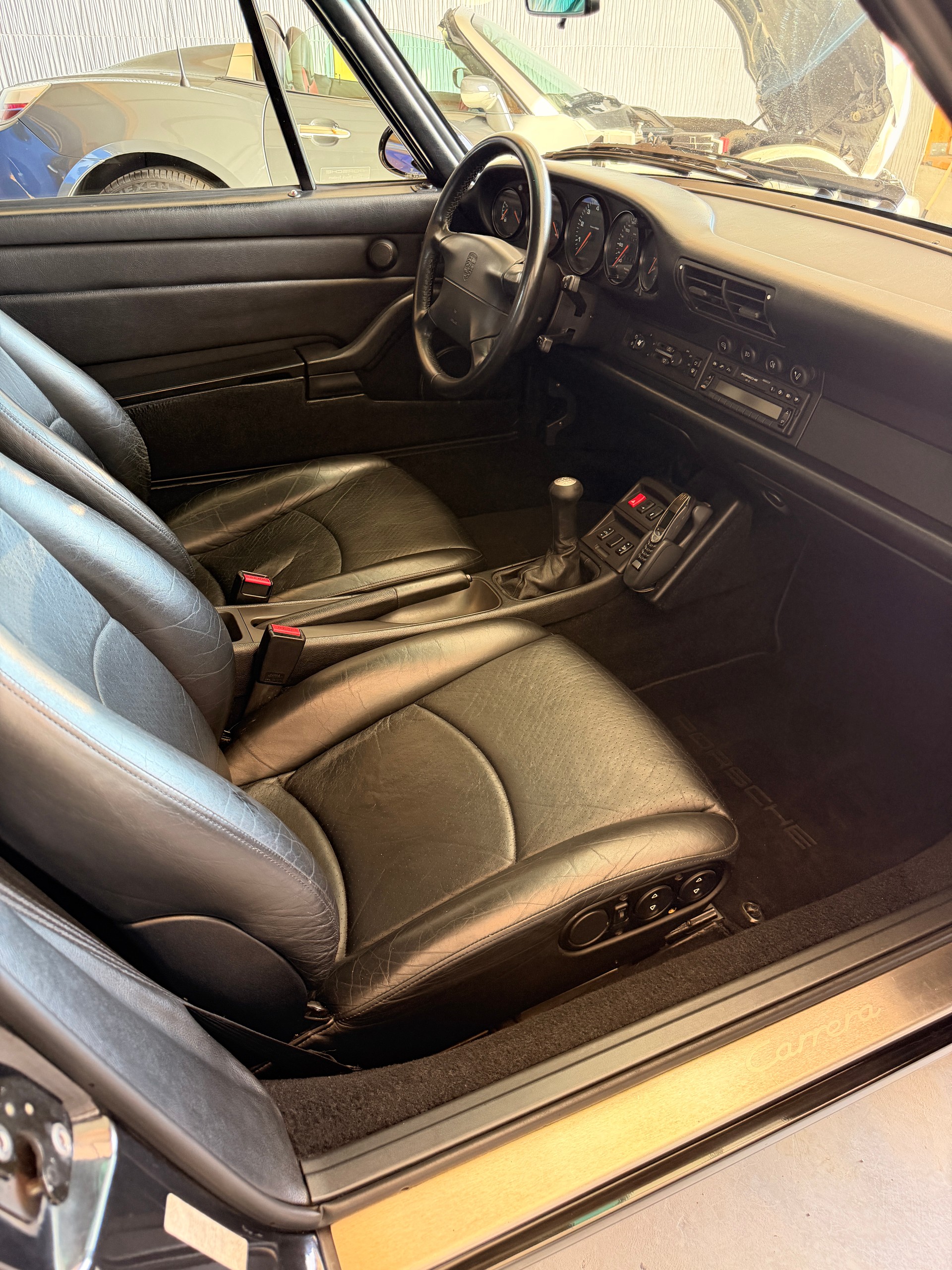 PORSCHE 911 Carrera Cabrio-image-11