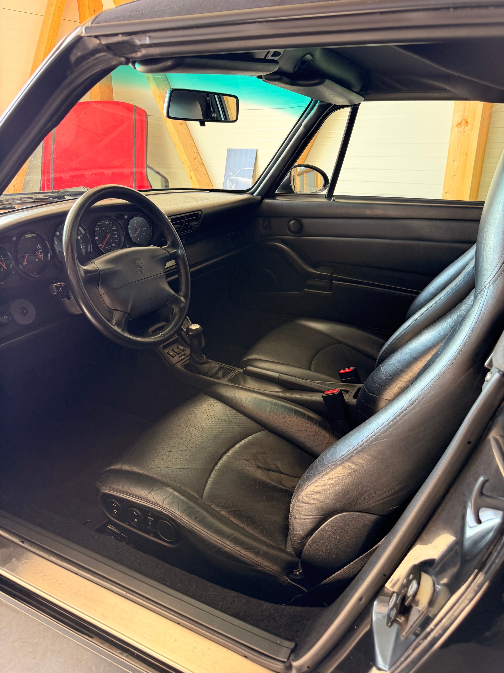 PORSCHE 911 Carrera Cabrio-image-12