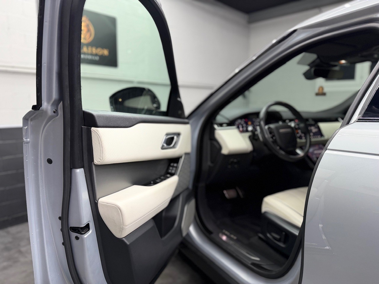 LAND ROVER Range Rover Velar R-Dynamic P 380 SE | CH-Auto | Meridian | Luftfahrwerk | 360° Kamera | ACC-image-10