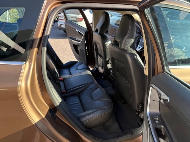 VOLVO XC60 2.4 D3 R-Design AWD-image-7