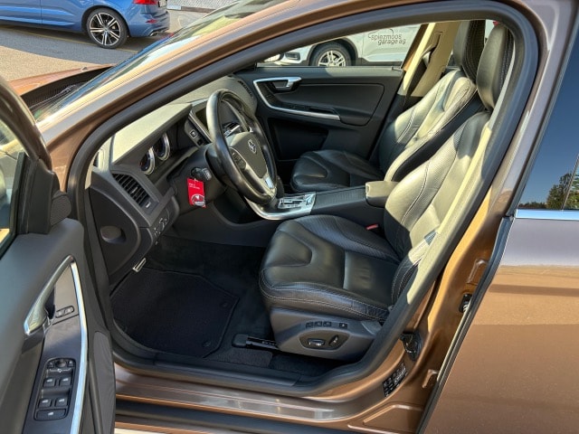 VOLVO XC60 2.4 D3 R-Design AWD-image-4