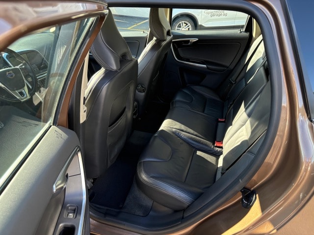 VOLVO XC60 2.4 D3 R-Design AWD-image-6
