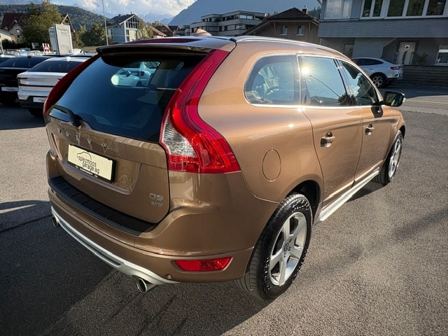VOLVO XC60 2.4 D3 R-Design AWD-image-2