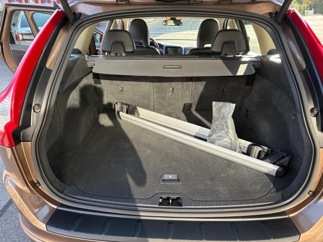 VOLVO XC60 2.4 D3 R-Design AWD-image-9