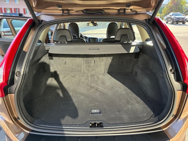 VOLVO XC60 2.4 D3 R-Design AWD-image-8