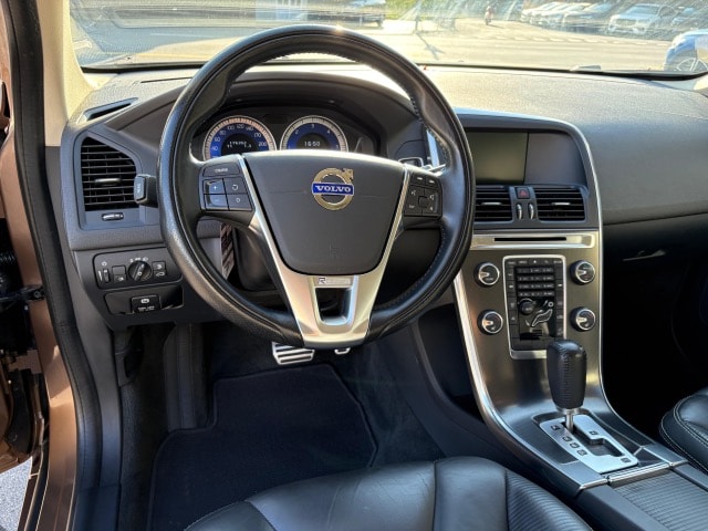 VOLVO XC60 2.4 D3 R-Design AWD-image-10