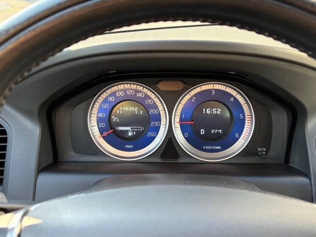VOLVO XC60 2.4 D3 R-Design AWD-image-12