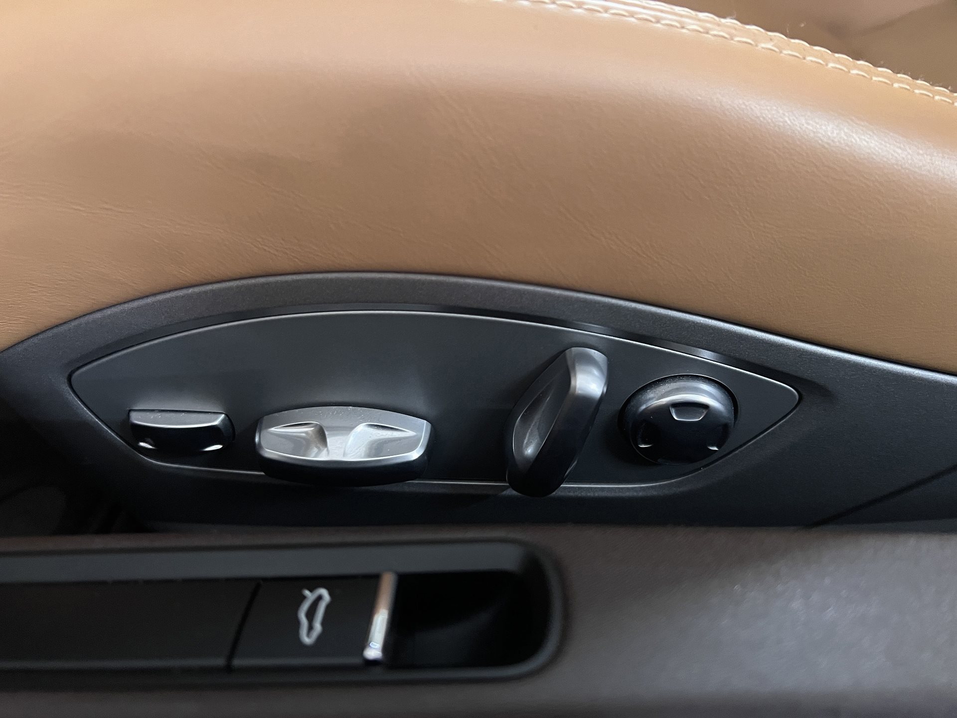PORSCHE 911 Carrera 4S Cabriolet-image-21