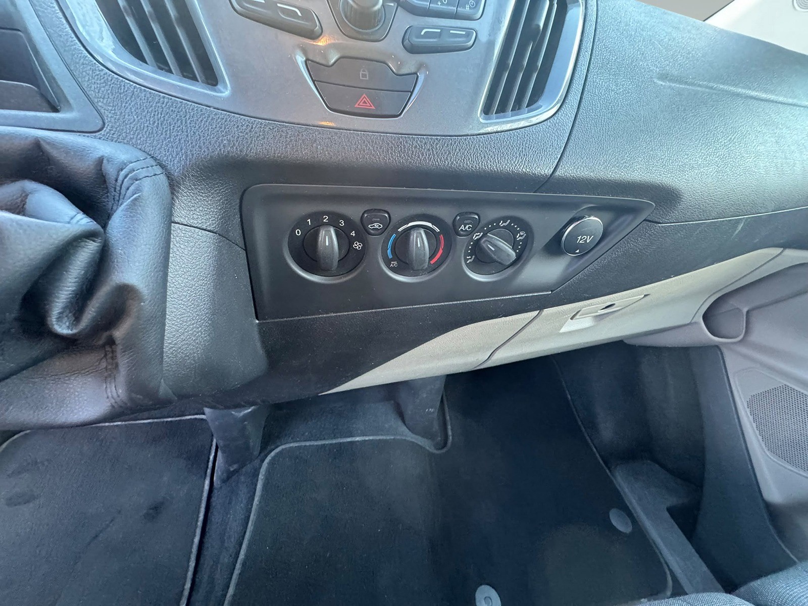 FORD Tourneo Custom 300 L1H1 Titanium-image-10