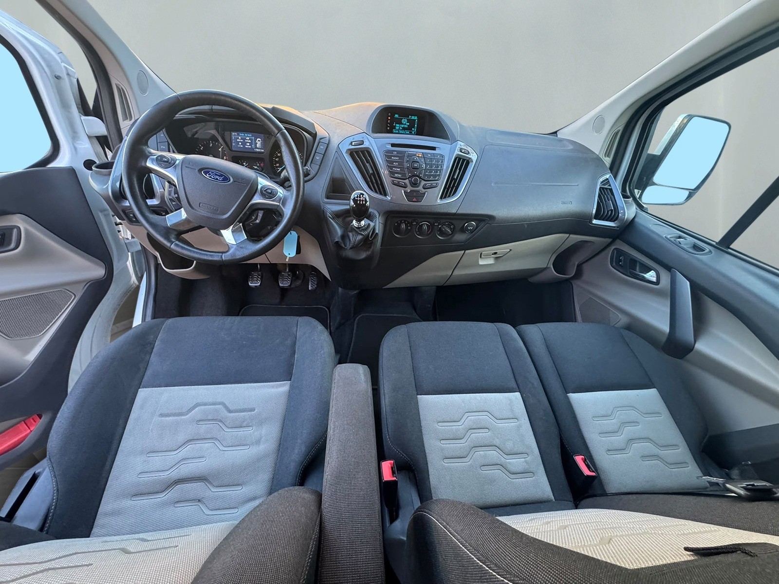 FORD Tourneo Custom 300 L1H1 Titanium-image-8