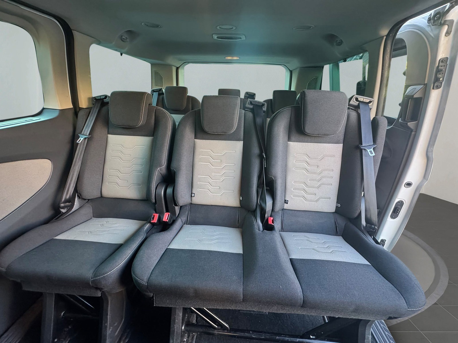 FORD Tourneo Custom 300 L1H1 Titanium-image-7