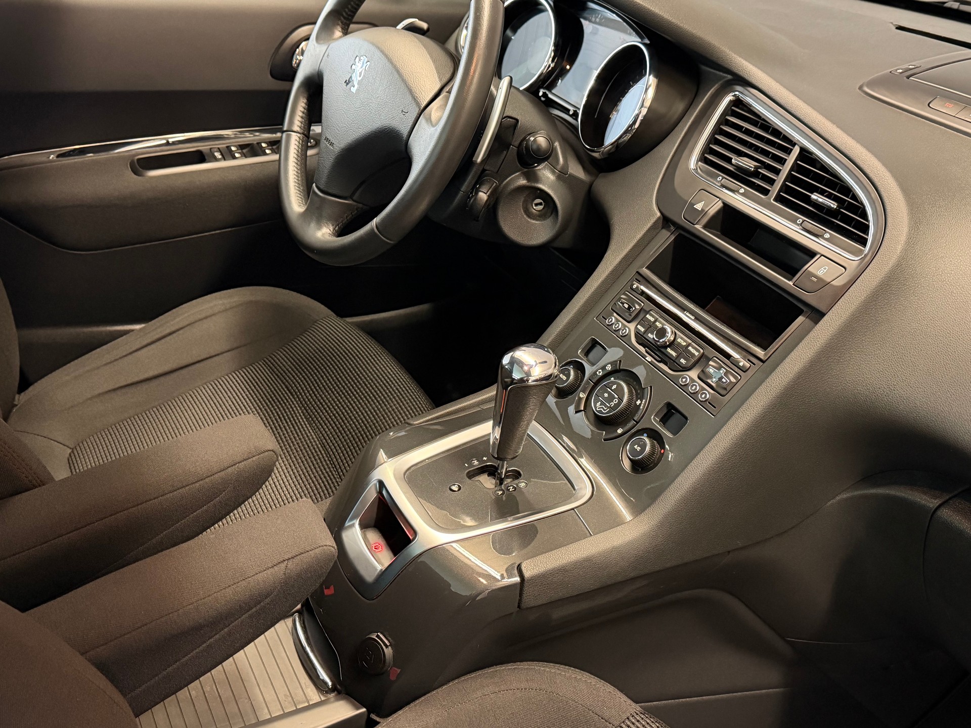 PEUGEOT 5008 1.6 HDI Business EGS6-image-10