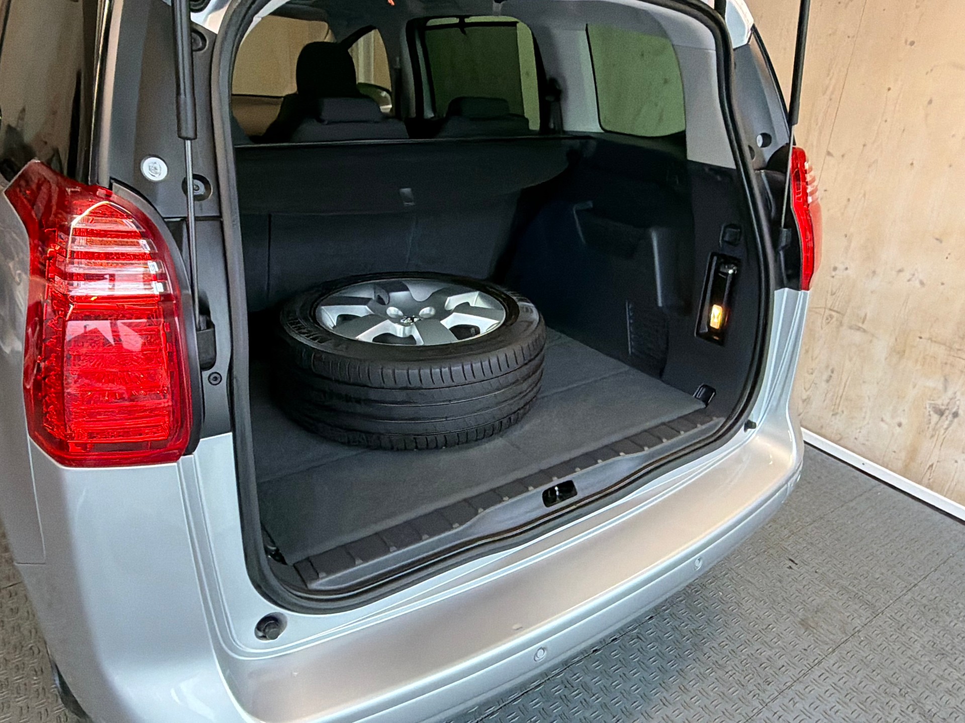 PEUGEOT 5008 1.6 HDI Business EGS6-image-13