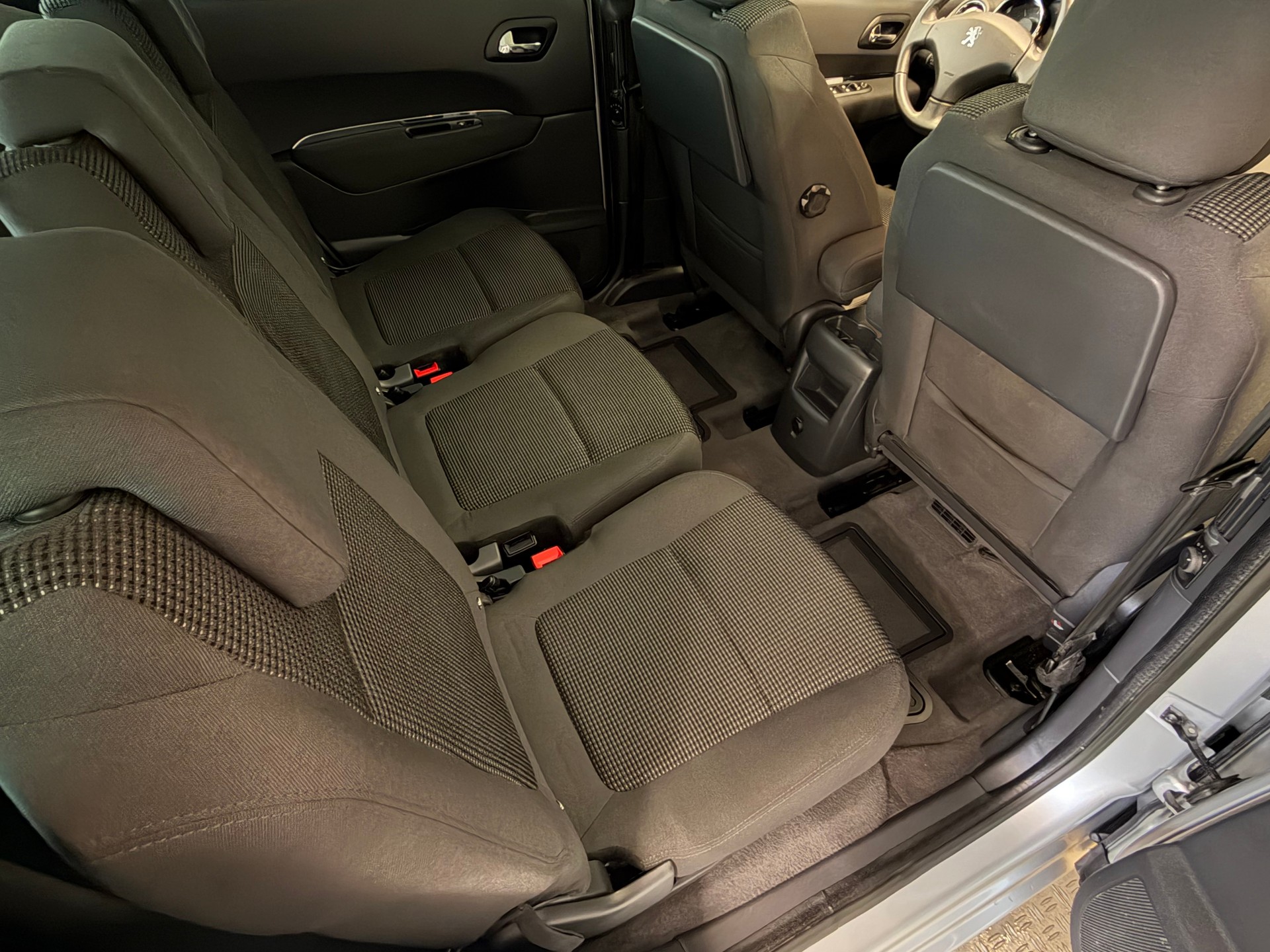 PEUGEOT 5008 1.6 HDI Business EGS6-image-11